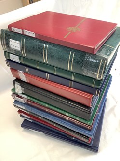 14 albums de timbres, principalement Europe de l’Ouest, la plupart  oblitérés, toutes époques, plusieurs milliers de timbres