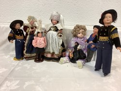 Lot de poupées en costume régional, hauteur de 10 à 36 cm.