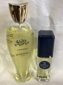 2 flacons GIVENCHY, « Extravagance d’Amarige » et eau de Givenchy, accidents aux capots.