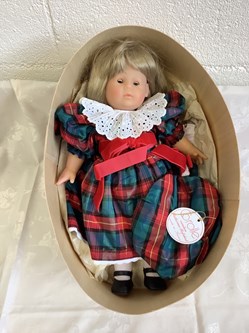 Poupée Corolle création catherine Refabert H 40 dans sa boîte décorée