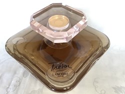 Grand Factice Dummy, « Trésor » de Lancôme. Flacon 1000ml en bon état, quelques traces sur le bouchon et un dépôt au fond du flacon.