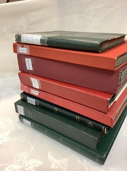 Collection de 8 classeurs de timbres, principalement Europe de l’Est, des milliers de timbres