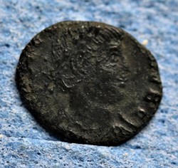 CONSTANS Nummus - A : FL IVL CONSTANTIVS NOB C - R : GLOR-IA EXERC-ITVS // SCONST