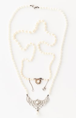 Collier pärlor och dekordel i platina