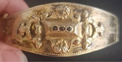 Armband i förgyllt silver.