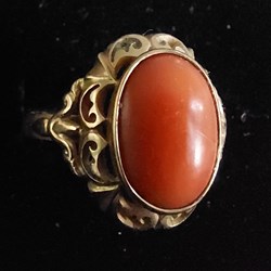 Ring med cabuchonslipad korall