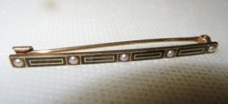 Brosch, 18 k svart emalj och pärlor