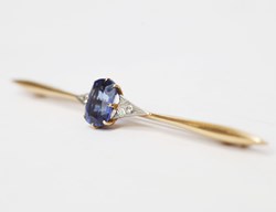 Brosch, safir, diamneterr och guld