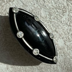 Brosch, svart onyx, vita stenar infattade i silver