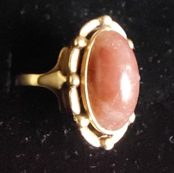 Ring med cabuchonslipad korall