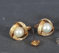 Pärlörhängen i guld