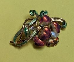 Brosch, barockpärla, diamant och emalj