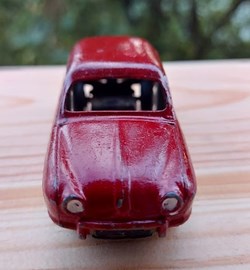 Renault Dauphine rouge framboise