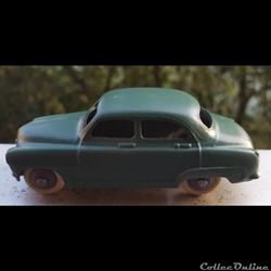 Simca Aronde berline vert olive