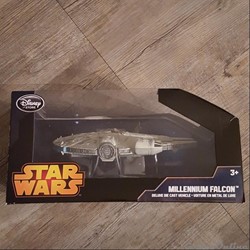2015 - Disney - Millennium Falcon