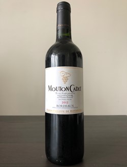 Vin de Bordeaux. Bordeaux. Mouton Cadet Rouge, 2012.