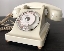 Téléphone PTT BCI 339 Ericsson en Bakélite blanc ivoire de 1960 avec écouteur.