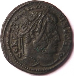 Imitation pour Constantin/Surfrappe sur une monnaie officielle de Licinius