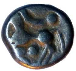 ¼ de statère aux segments de cercles, cheval à gauche
