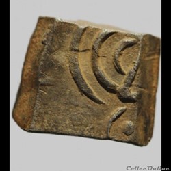 Savès : manque - Drachme à la tête triangulaire