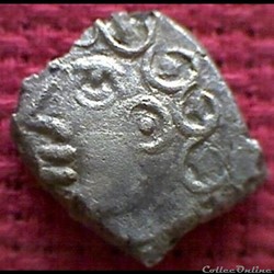 Savès 239 - Drachme à la tête bouclée du Causé