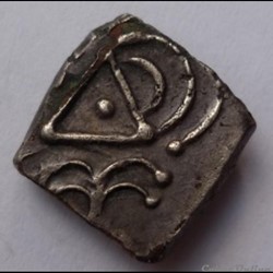 Savès : manque - Drachme à la tête triangulaire