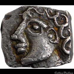 Savès 239 - Drachme à la tête bouclée du Causé