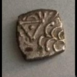 Savès : manque - Drachme à la tête triangulaire