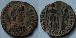 RIC.61 Honorius (AE3, Virtus Exerciti)