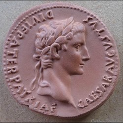 Auguste - Médaillon en terre cuite