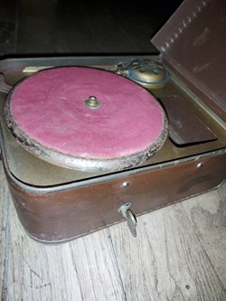 Gramophone pour enfant à mécanisme à ressort.