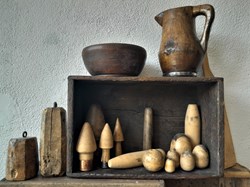 Pichet, jatte, poids de métier à tisser, toupies et chapelet de plombier zingueur