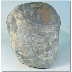 Grande tête d'homme en terre cuite de couleur grise
