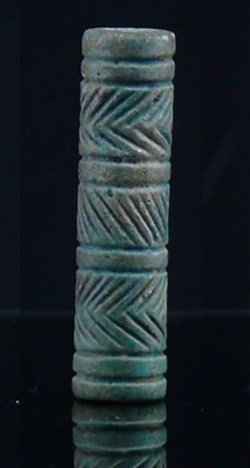 Proche-Orient – Médio-assyrienne – Sceau cylindre en fritte émaillée – 1300 / 1200 av. J.-C.