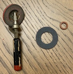 Gramophone needle sharpener