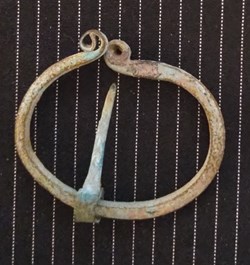 Fibule Omega