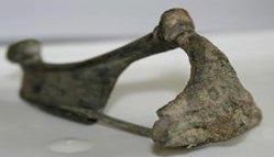 Fibule de Haut-rang - Type Profil-Puissant - Ier S. Av. J.-C. au milieu du IIe S. Ap. J.-C.