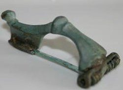 Fibule de Haut-rang - Type Profil-Puissant