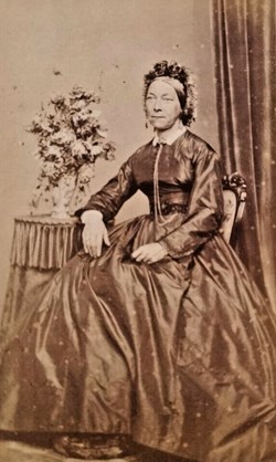 CDV Photo Verneuil Boulogne-Sur-Mer Portrait femme assise crinoline albumine