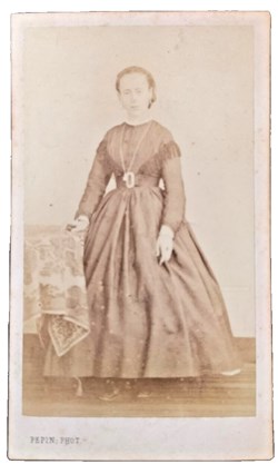 CDV c.1880 PEPIN PHOTOGRAPHE Laval portrait femme robe crinoline vintage
