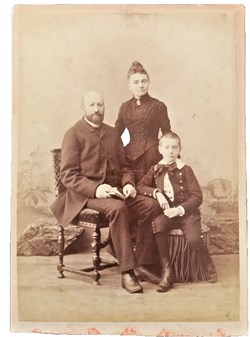 CDV Grand format Epreuve albumine portrait famille un couple et fils