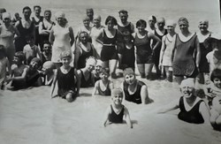 Carte postale photo famille plage baignade CPA circa 1920