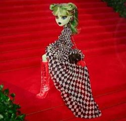 MONSTER HIGH - 2023 - MONSTER HIGH OFF-WHITE C/O MONSTER HIGH HARMONIE GHOUL DOLL- SKU HNV20