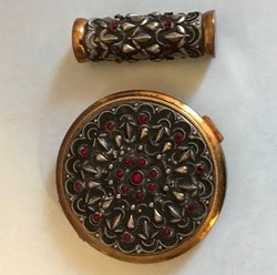 Poudrier et son rouge à lèvres assorti