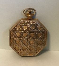 Poudrier hexagonal façon montre