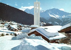 Verbier, église vue depuis la route avec les Combins (#V070)