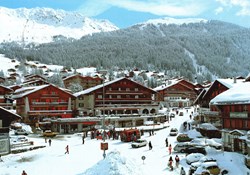 Verbier, place centrale en hiver avec bus (#V123)