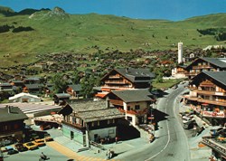 Verbier, place centrale, église et Savoleyres en été (#V062)