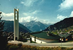 Verbier, église vue depuis la route avec le Catogne (#V085)