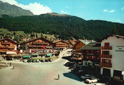 Verbier, Place Centrale, Hotels de Verbier et Farinet (#V040)